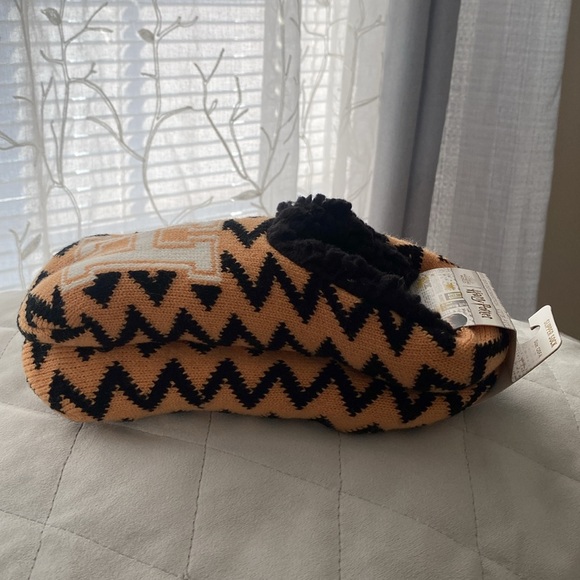 Harry Potter Hufflepuff Slipper Socks - Picture 2 of 4